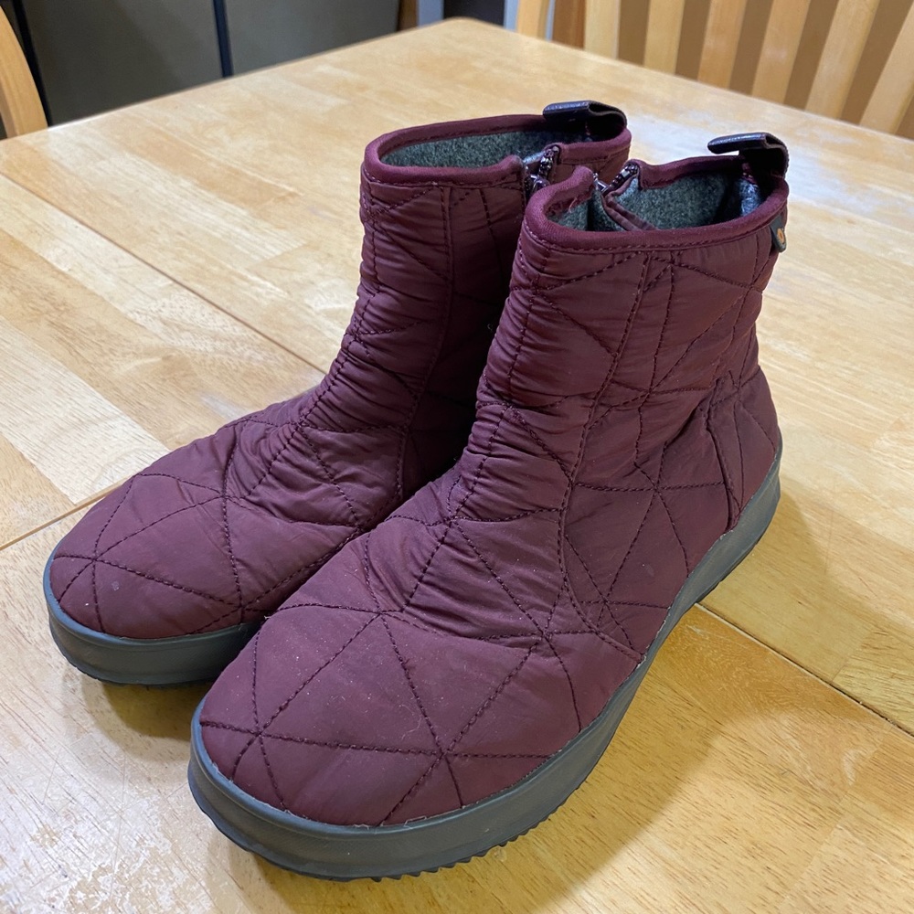 Bogs quilted chelsea boot